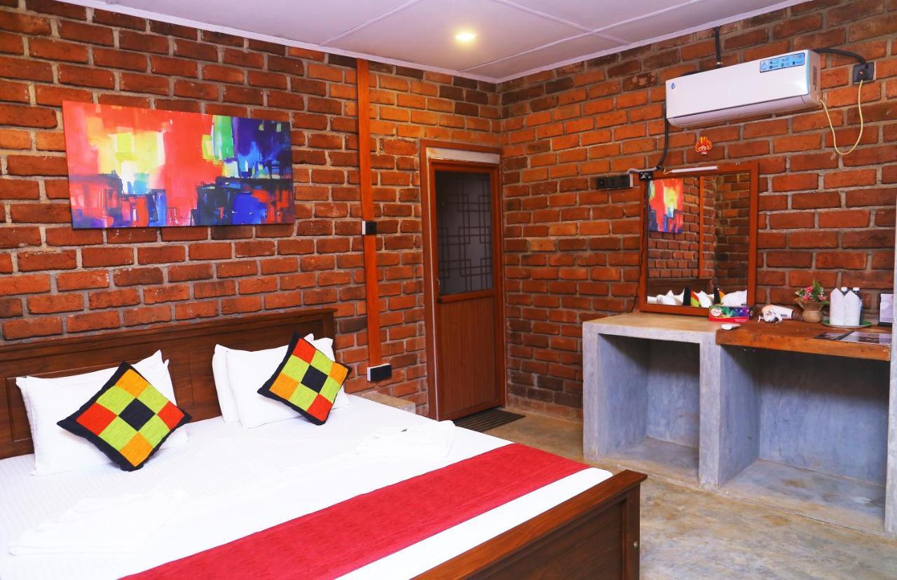 Hotel Click Hiriketiya Dikwella Exterior foto