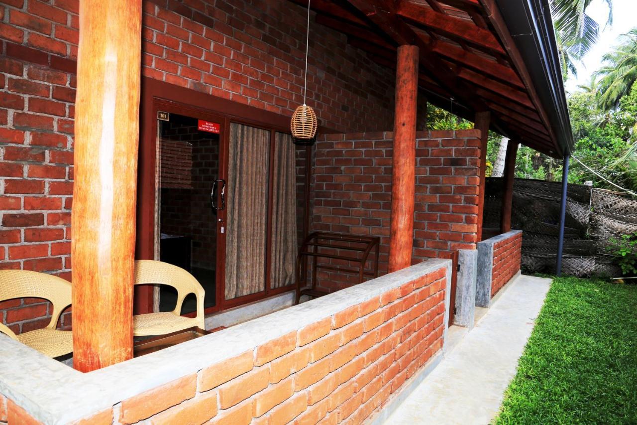 Hotel Click Hiriketiya Dikwella Exterior foto