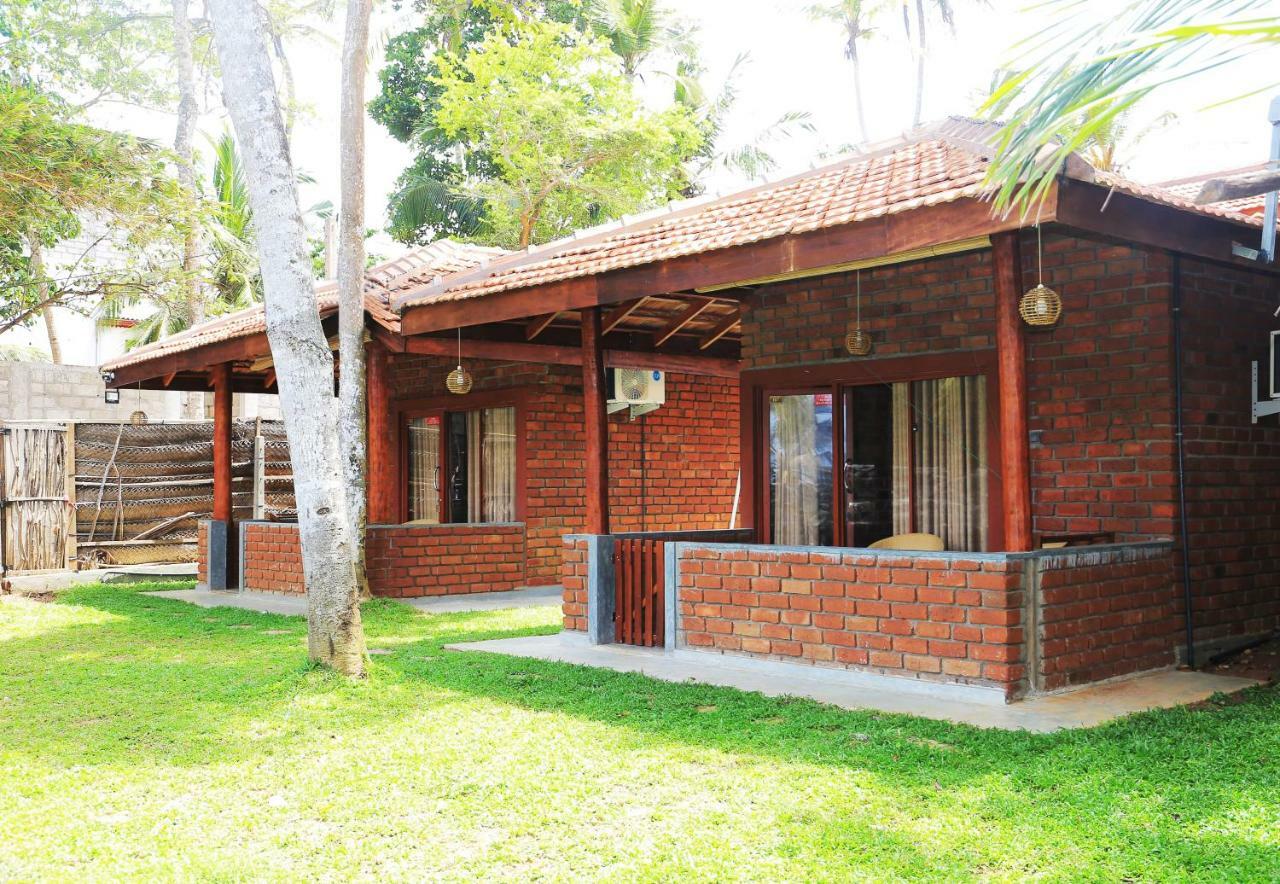 Hotel Click Hiriketiya Dikwella Exterior foto